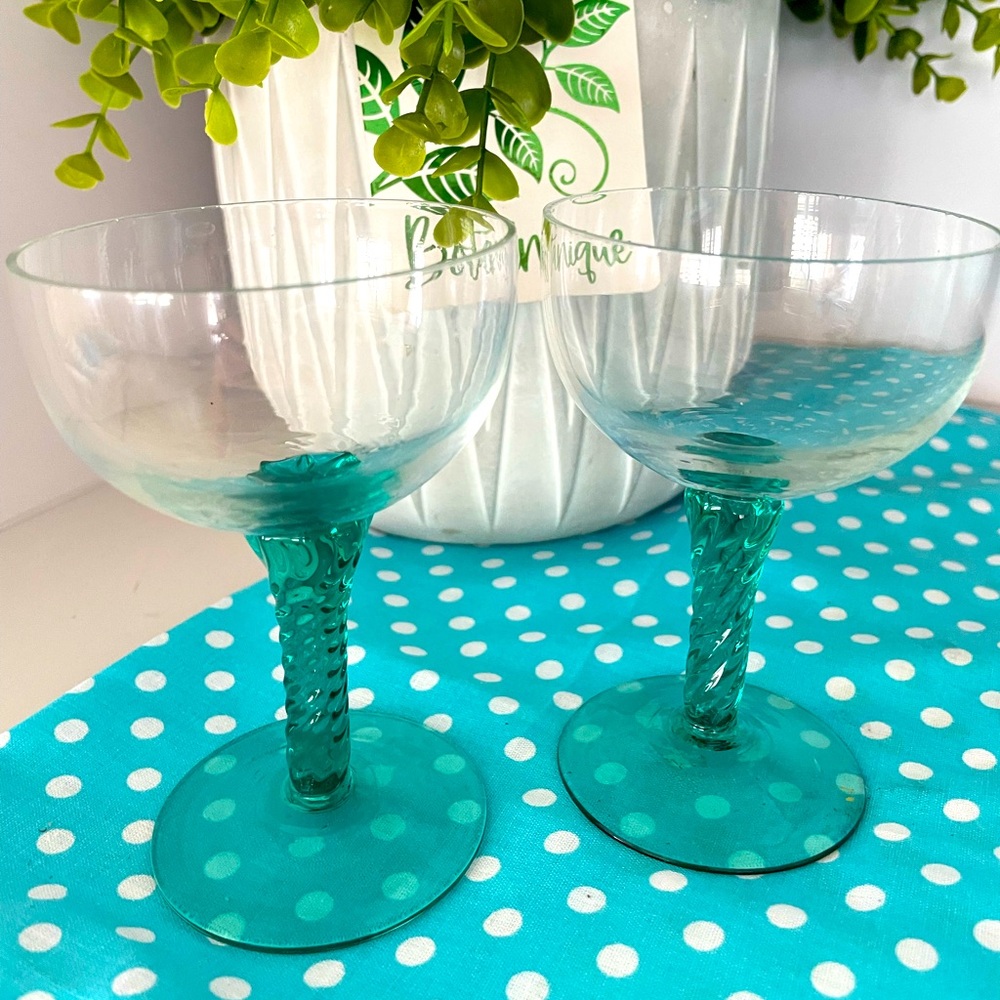 2 Elegant Green Stem Glasses - Picture 3 of 8